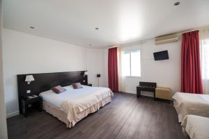 Postel nebo postele na pokoji v ubytování Hôtel Comté de Nice