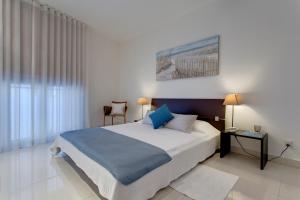 Ein Bett oder Betten in einem Zimmer der Unterkunft Marvellous Apartment in Tigne Point