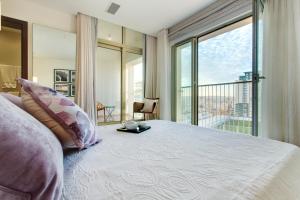 ein Schlafzimmer mit einem großen Bett mit einem großen Fenster in der Unterkunft Marvellous Apartment in Tigne Point in Sliema + 24 Fotos