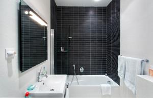 Ein Badezimmer in der Unterkunft Marvellous Apartment in Tigne Point