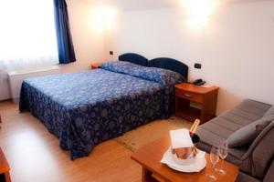 Łóżko lub łóżka w pokoju w obiekcie Hotel Makin