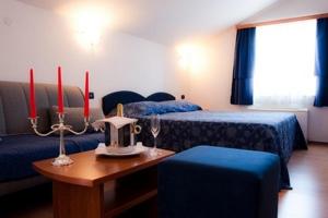 Łóżko lub łóżka w pokoju w obiekcie Hotel Makin