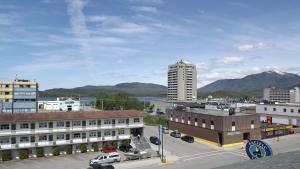 uitzicht op een stad met bergen op de achtergrond bij The Pacific Inn in Prince Rupert
