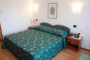 Łóżko lub łóżka w pokoju w obiekcie Hotel Makin