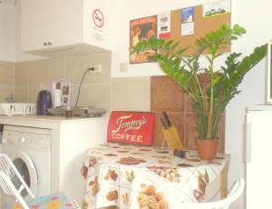 una cocina con una mesa con un cartel de café. en BZE Apartment, en Budapest