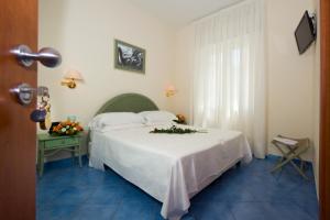 Łóżko lub łóżka w pokoju w obiekcie Hotel Pensione Reale