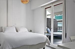 Posteľ alebo postele v izbe v ubytovaní Acropolis Charming Apartment with Large Balcony - DM17
