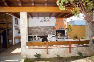 una cocina al aire libre con chimenea en un patio en Apartment Rose e Fiori Sardegna en San Vito