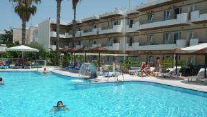 Bazén v ubytování Astron Hotel nebo v jeho okolí