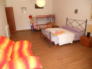 カステルヌオーヴォ・ディ・ポルトにあるGiro del Colleのベッドルーム1室(ベッド2台、ソファ付)