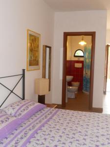 カステルヌオーヴォ・ディ・ポルトにあるGiro del Colleのベッドルーム1室(ベッド1台、バスルーム付)