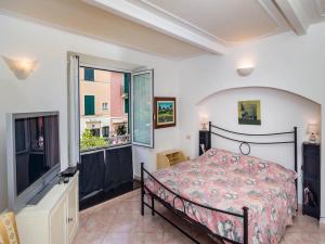 een slaapkamer met een bed en een groot raam bij Garibaldi Flexyrent Apartment in Rapallo