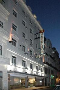 un gran edificio blanco con un cartel de hotel en Hotel Napoleón en Buenos Aires