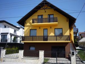 a yellow house with a gambrel roof at Apartmanház King in Hévíz