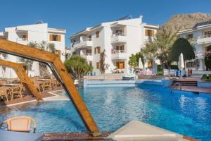 The swimming pool at or close to Aparthotel Flora