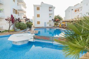 The swimming pool at or close to Aparthotel Flora