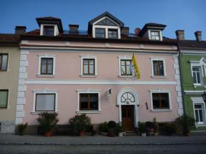 The building in which a panziókat is located