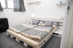 Dos camas una al lado de la otra en una habitación. en Junior Tower Apartment, en Budapest