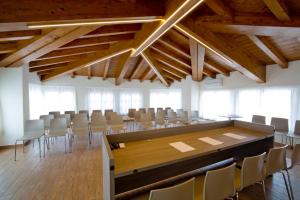 a conference room with a large table and chairs at Villa Carolina Resort in Castelletto d'Orba