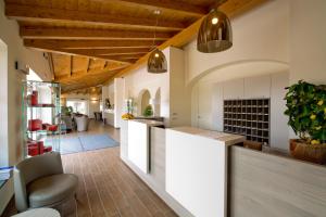 an open kitchen with a bar and a living room at Villa Carolina Resort in Castelletto d'Orba