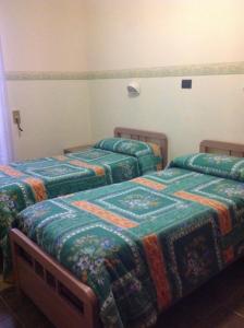 Zimmer mit 3 Betten in einem Zimmer in der Unterkunft Albergo Ristorante Bar FEDERICO in Anagni