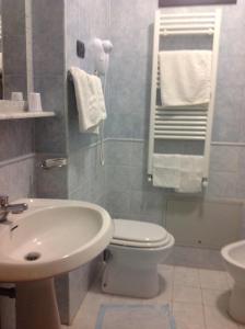 ein Badezimmer mit einem weißen WC und einem Waschbecken in der Unterkunft Albergo Ristorante Bar FEDERICO in Anagni
