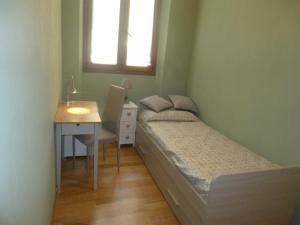 フィレンツェにあるSunflower Santa Maria Novellaのベッドルーム1室(ベッド2台、デスク、窓付)