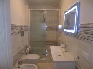 フィレンツェにあるSunflower Santa Maria Novellaのバスルーム(トイレ、洗面台、シャワー付)