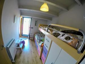 Habitación pequeña con literas y pasillo. en Casa Ruiz, en Ayerbe 21 fotos más