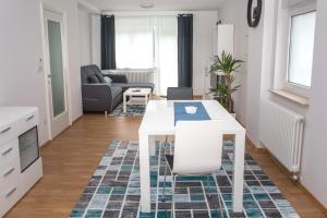 cocina y sala de estar con mesa blanca y sillas en Apartment Jasna en Zagreb