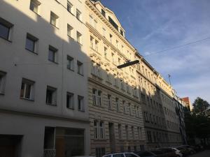 budynek z latarnią uliczną przed nim w obiekcie MaVa Apartments w Wiedniu