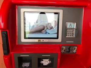 una imagen de una persona dentro de una máquina atmosférica roja en Kyriad Direct Agen, en Castelculier