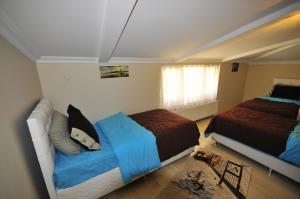 イスタンブールにあるKaya Apart Exclusiveのベッドルーム1室(ベッド2台、ソファ、窓付)