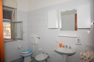 贾迪尼-纳克索斯Appartamenti Calliope e Silvia, Giardini Naxos的带马桶和水槽的白色浴室 更多32张照片