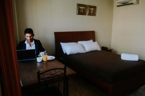 Uma cama ou camas num quarto em Hotel Onix Gold