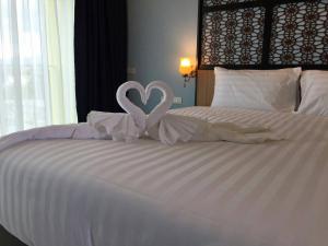 Postel nebo postele na pokoji v ubytování Phuket Chinoinn-SHAPlus Certified