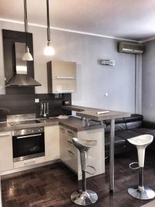 kuchnia ze stołem i stołkami w obiekcie Apartment Abbazia w mieście Opatija
