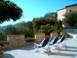 a group of chairs sitting on a patio at B&B Le Ginestre in Foria