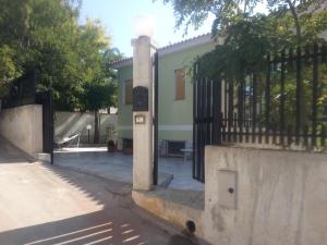 ein Tor zu einem Haus mit einem Zaun in der Unterkunft Villa a mare in Avola