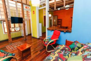 TV a/nebo společenská místnost v ubytování Hostal Casa Verde Limón