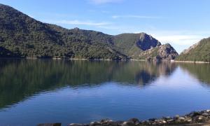 - une vue sur un lac avec des montagnes en arrière-plan dans l'établissement Côté Lac Tolla, à Tolla