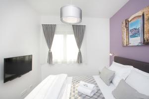 En eller flere senge i et værelse på Villa Apartments Art + 39 billeder