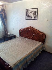 SalavatにあるЛюкс на двоихのベッドルーム1室(赤ちゃんが入った木製ベッド1台付)