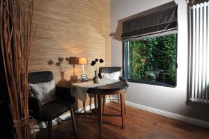 a room with a table and two chairs and a window at Agapanthus bed and breakfast in Hoogkarspel