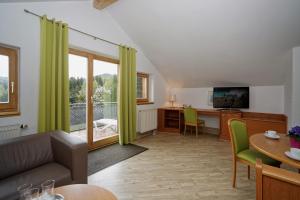 TV a/nebo společenská místnost v ubytování Village Hotel Bayerischer Wald