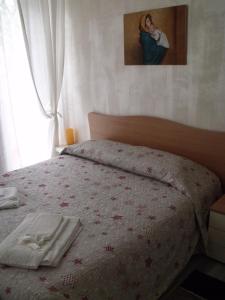 マテーラにあるB&B I Like Materaのベッドルーム1室(ベッド1台、タオル2枚付)