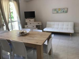 アーチ・トレッツァにあるCasa Miràのリビングルーム(木製テーブル、白いソファ付)