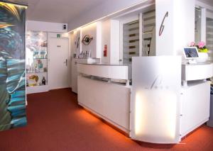 une boutique avec un comptoir blanc et un miroir dans l'établissement Hotel Glenmore, à Ostende