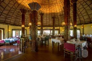 ห้องอาหารหรือที่รับประทานอาหารของ Serengeti Serena Safari Lodge
