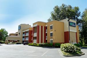 un aparcamiento de hotel frente a un edificio en Extended Stay America Suites - Seattle - Southcenter, en Tukwila